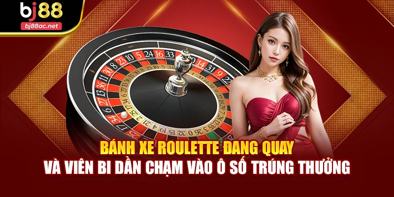 Bánh xe Roulette đang quay và viên bi dần chạm vào ô số trúng thưởng