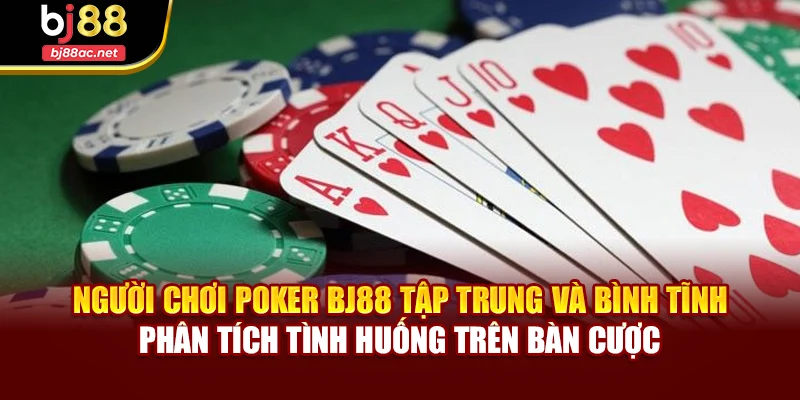 Người chơi Poker BJ88 tập trung và bình tĩnh phân tích tình huống trên bàn cược